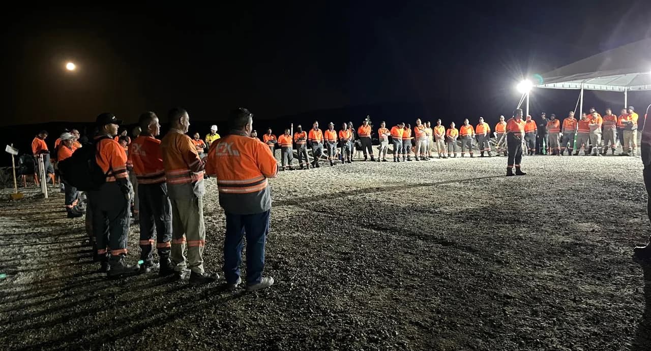 Equipe do Grupo FX Minas no diálogo de segurança do turno da noite, com capacete, uniforme refletivo e calçado de segurança, o EPI na mineração antes da frente