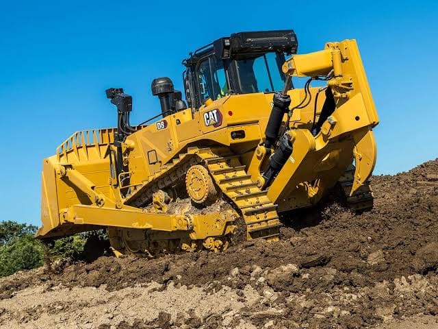 Trator D8 e caminhão articulado AD35