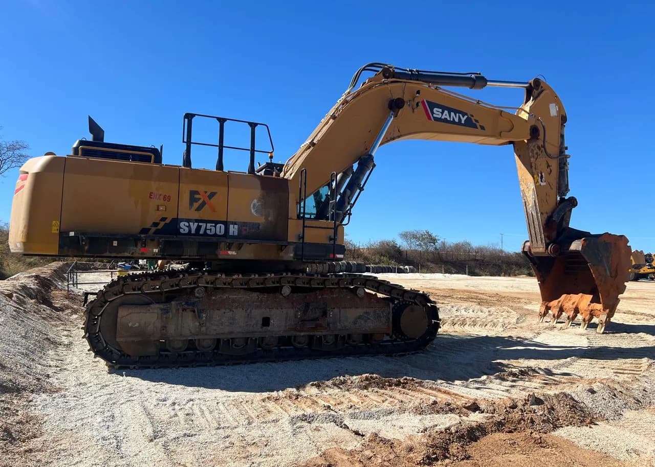 Escavadeira hidráulica SANY SY750 da frota FX Minas
