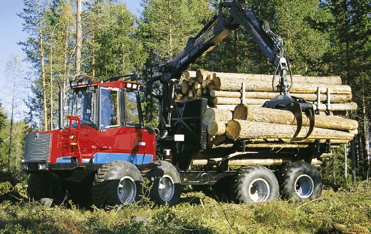 Forwarder transportando toras