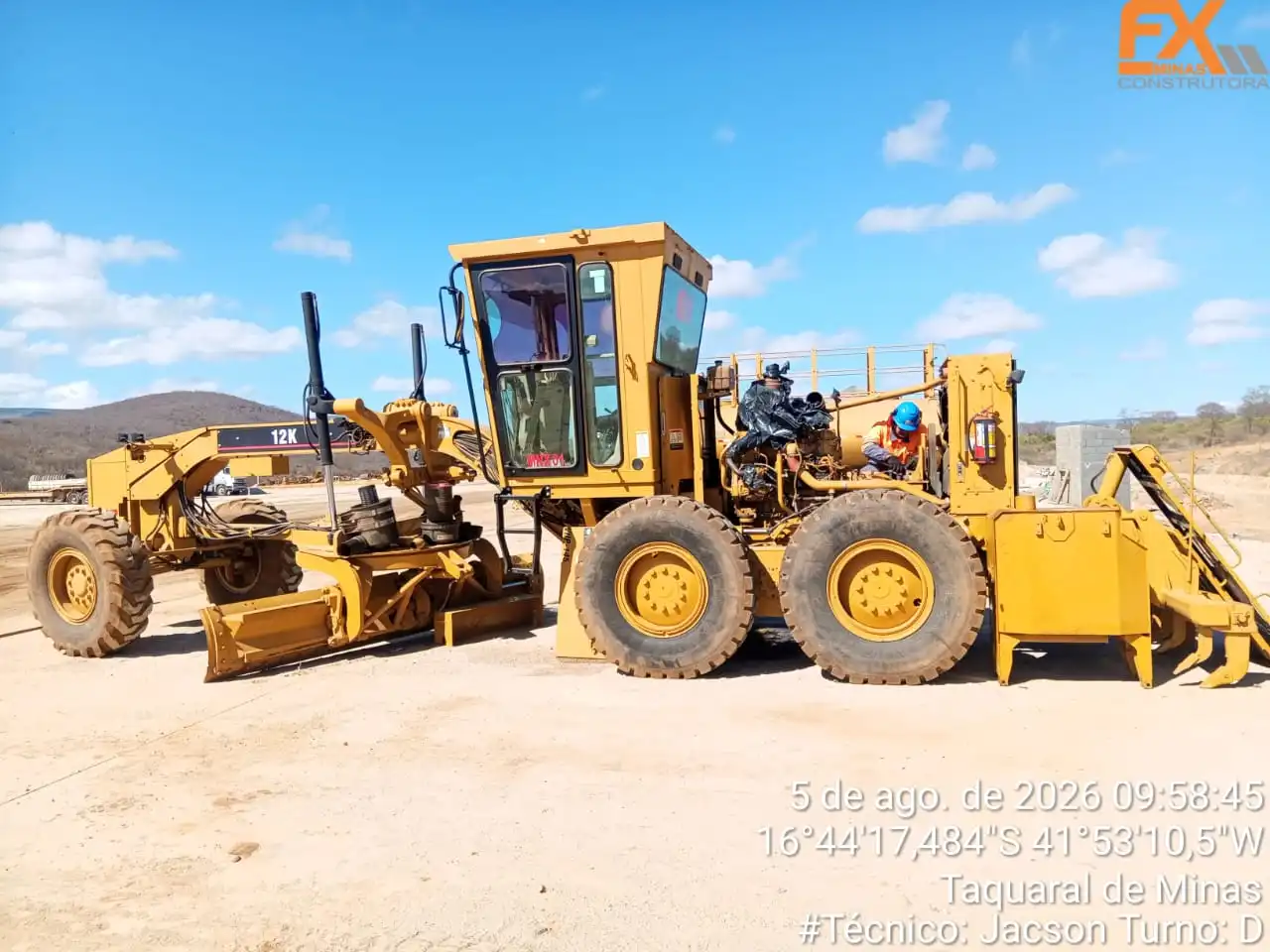 Motoniveladora conformando a plataforma