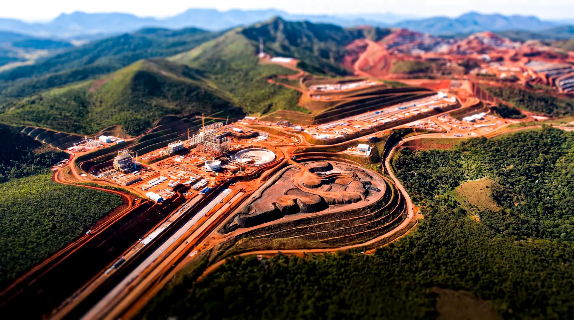 Terraplenagem: escavadeira movendo terra em canteiro